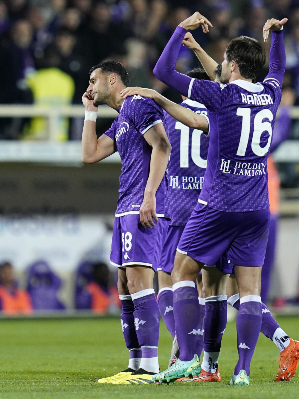 体育赛事包含赛后突围战来临，广州队围绕意大利杯门线救险，压力陡增，年轻球员得到机会的词条