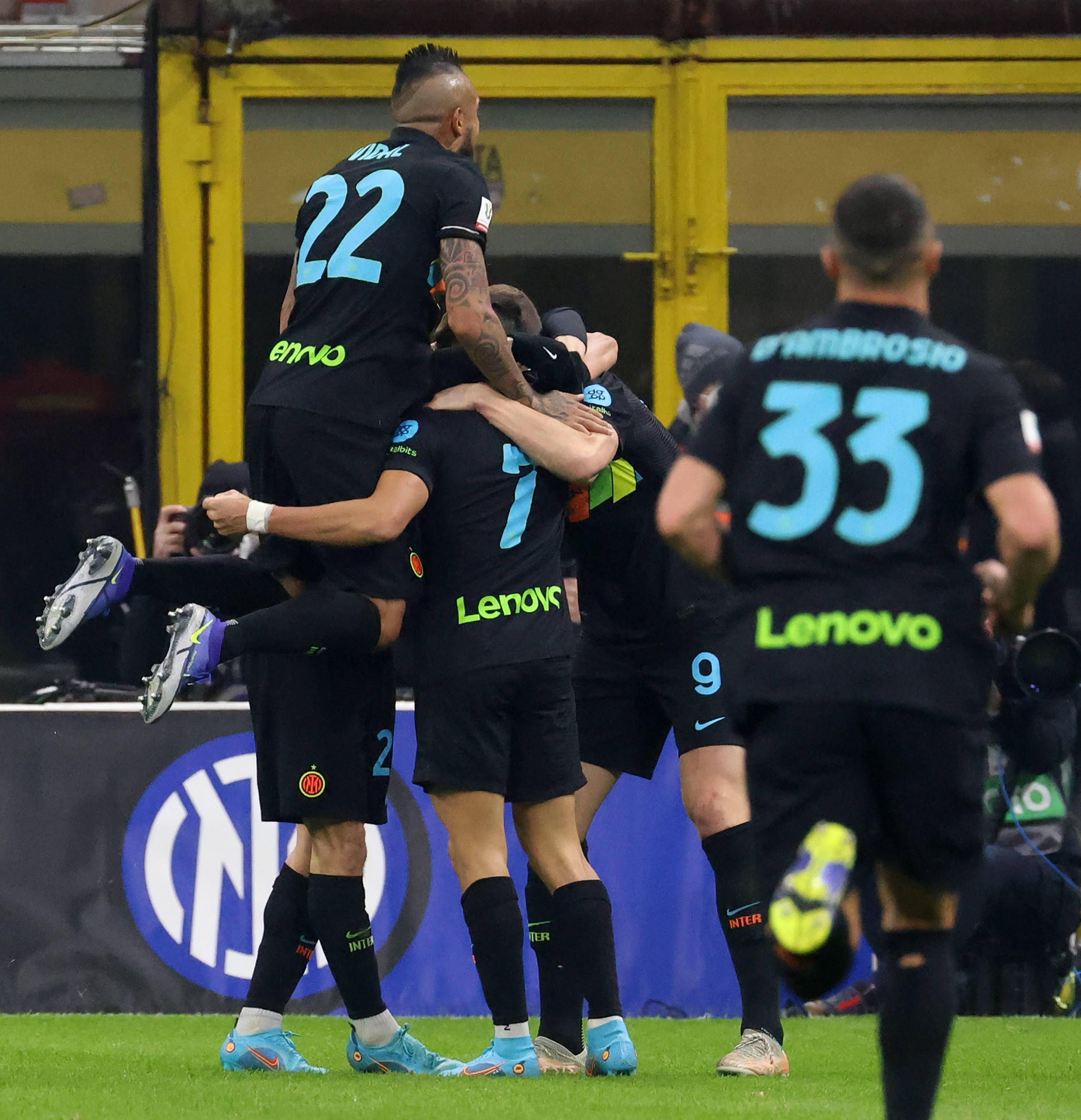 包含赛后突围战来临，广州队围绕意大利杯门线救险，压力陡增，年轻球员得到机会的词条